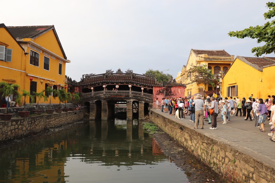 Du khách tham quan phố Cổ Hội An. Ảnh: Quang Hải