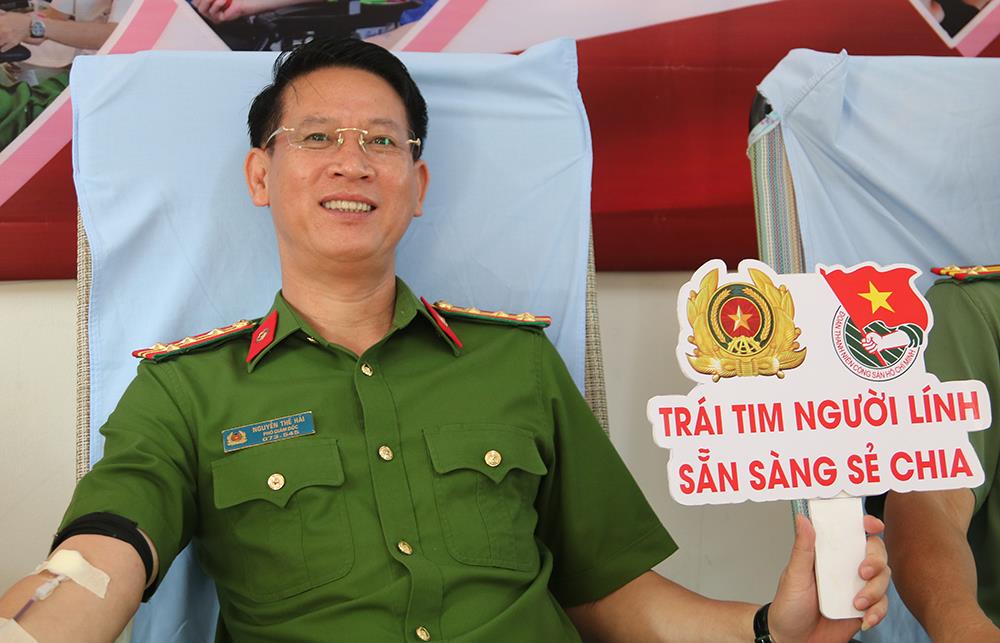 Đại tá Nguyễn Thế Hải, Phó Giám đốc Công an tỉnh tham gia hưởng ứng hoạt động hiến máu tình nguyện.