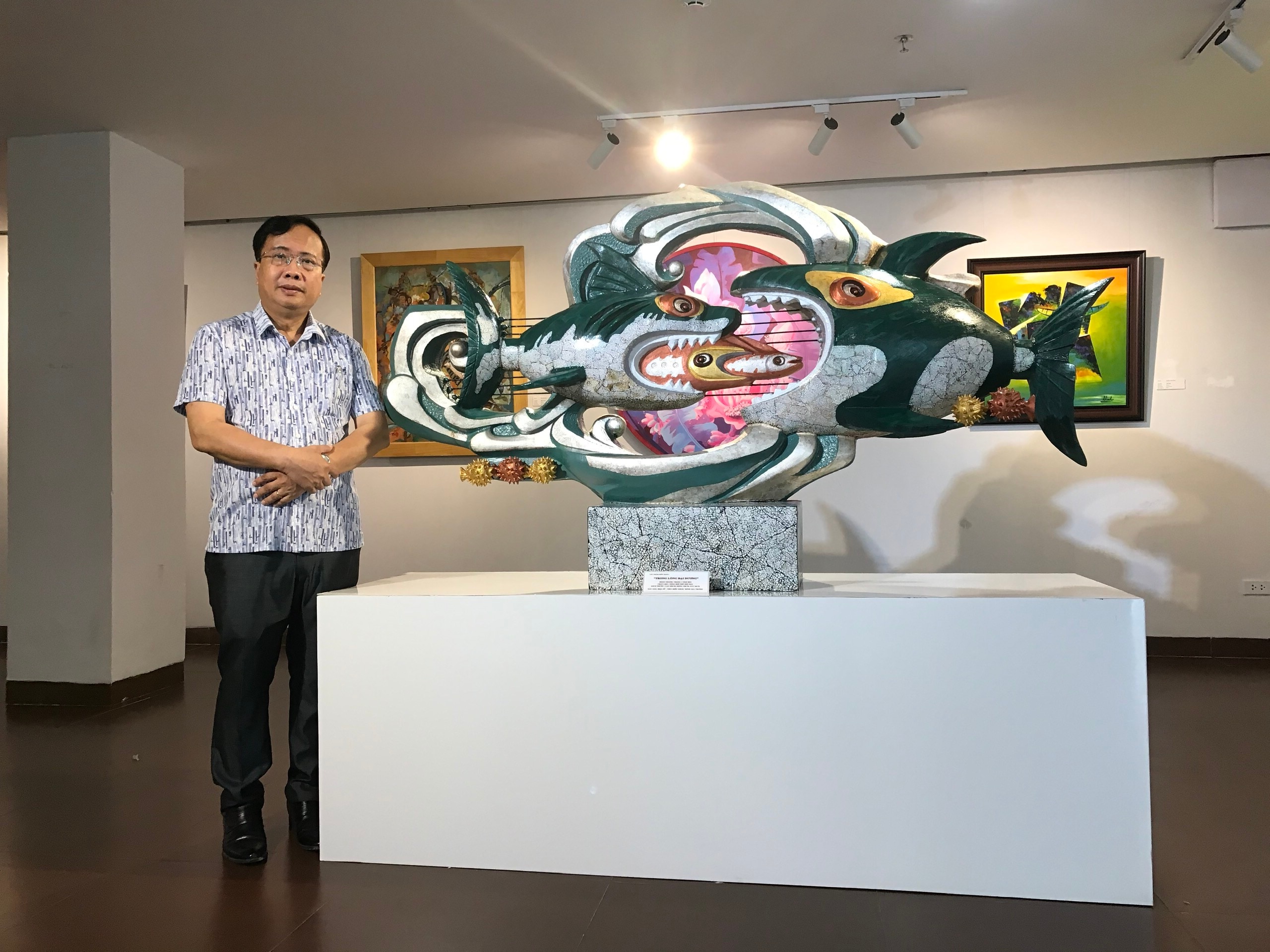 Tác phẩm Trong lòng đại dương của tác giả Đinh Gia Thắng, với ý tưởng mượn hình ảnh cá lớn nuốt cá bé trong lòng đại dương