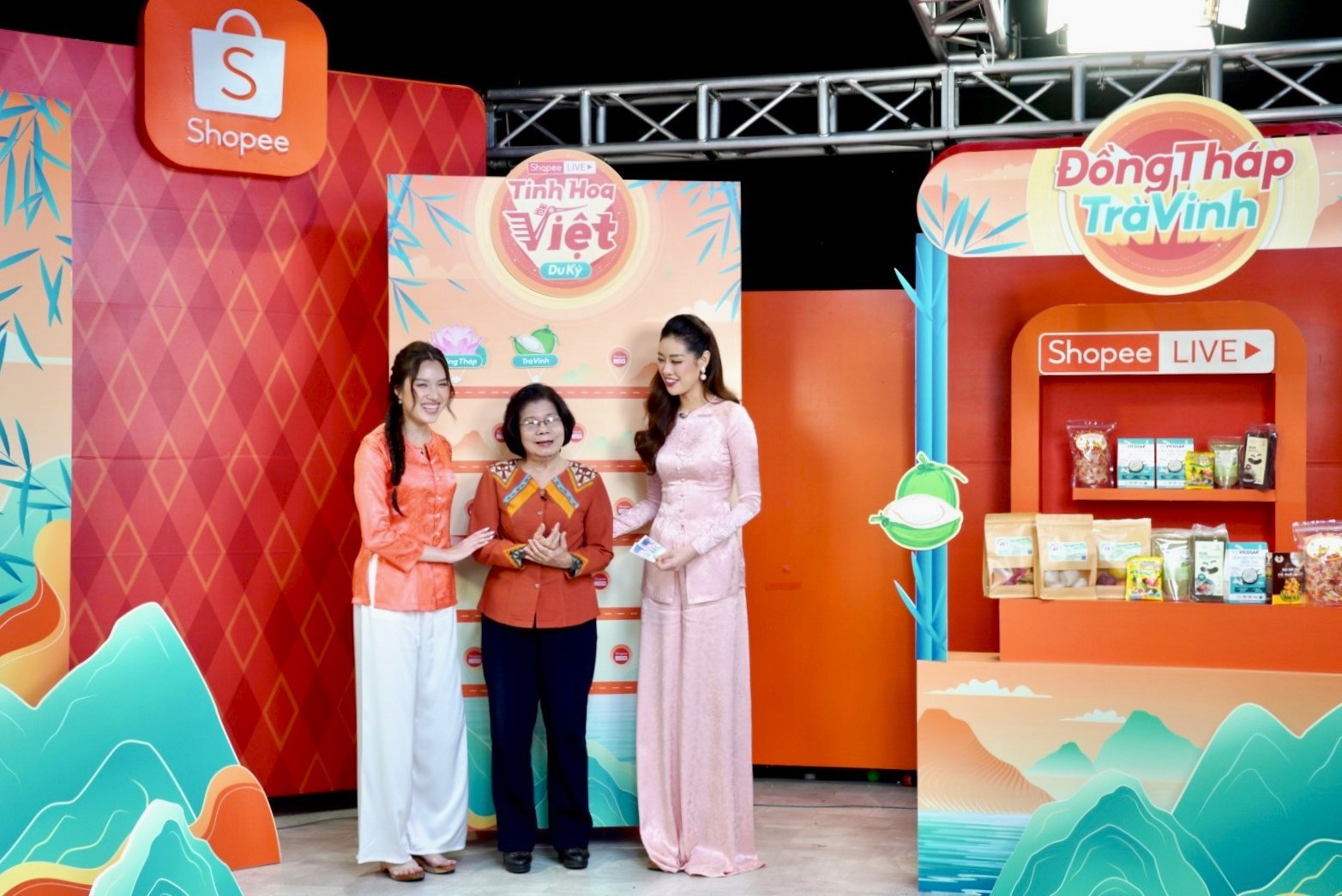 Livestream 'Shopee - Tinh Hoa Việt Du Ký' truyền cảm hứng người Việt dùng hàng Việt- Ảnh 3. Livestream 'Shopee - Tinh Hoa Việt Du Ký' truyền cảm hứng người Việt dùng hàng Việt- Ảnh 3.