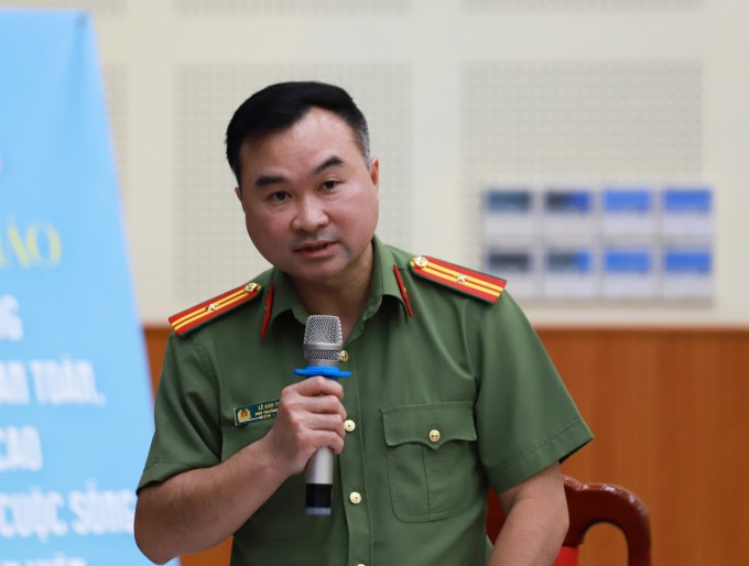 Thiếu tá Lê Anh Tuấn cảnh báo về thủ đoạn của các loại tội phạm tín dụng đen trên không gian mạng. Ảnh: Tô Thế