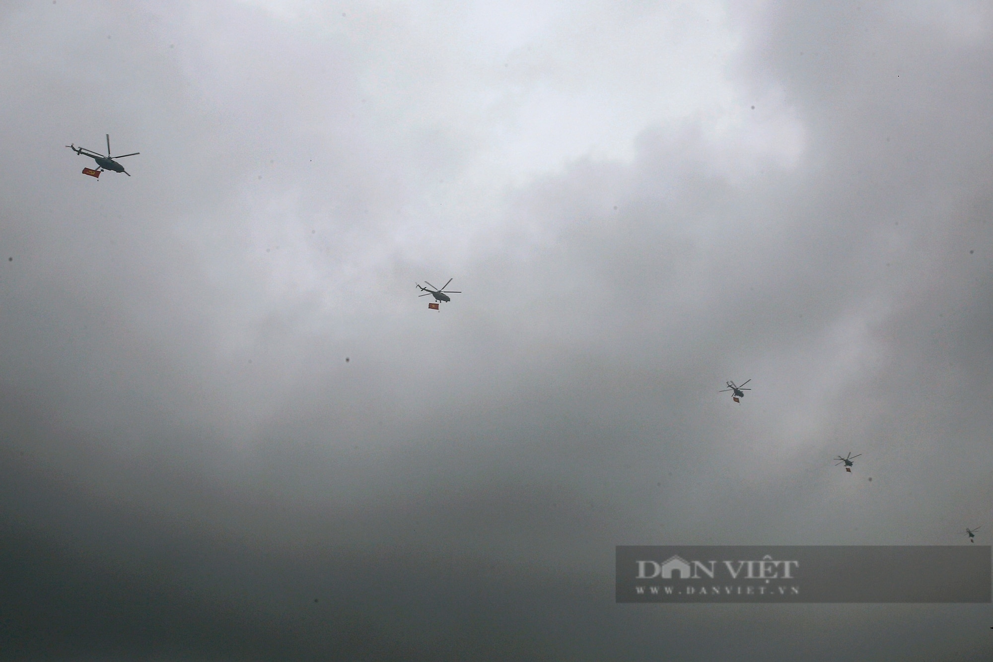 Ngắm nhìn máy bay trực thăng và xe thồ tham gia hợp luyện Kỷ niệm 70 năm chiến thắng Điện Biên Phủ- Ảnh 2.