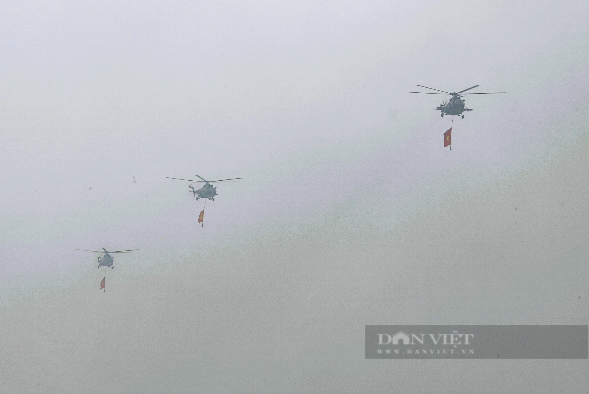 Ngắm nhìn máy bay trực thăng và xe thồ tham gia hợp luyện Kỷ niệm 70 năm chiến thắng Điện Biên Phủ- Ảnh 3.
