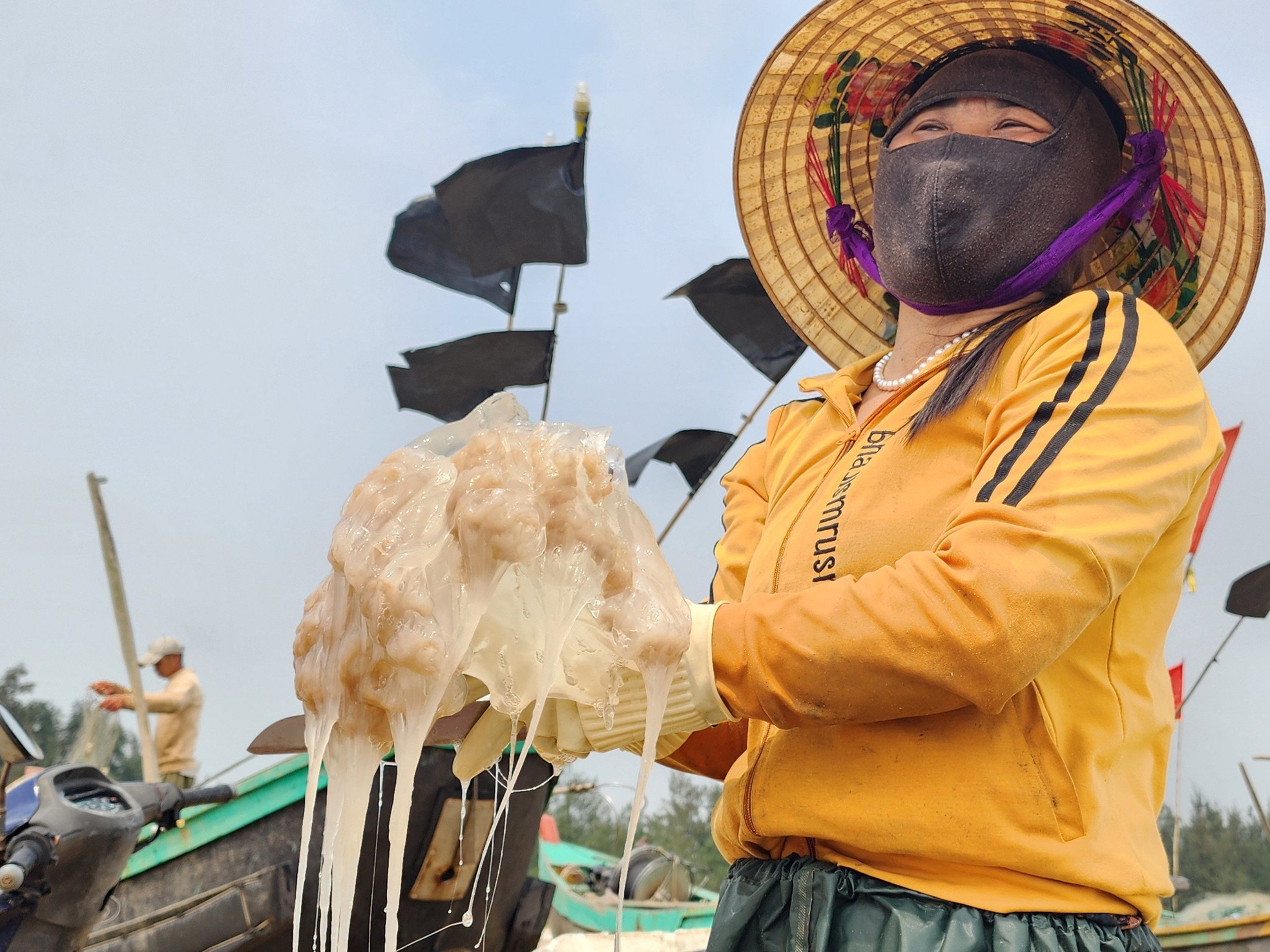 Ngư dân Hà Tĩnh vào mùa thu hoạch sứa biển, kiếm tiền triệu mỗi ngày ảnh 9