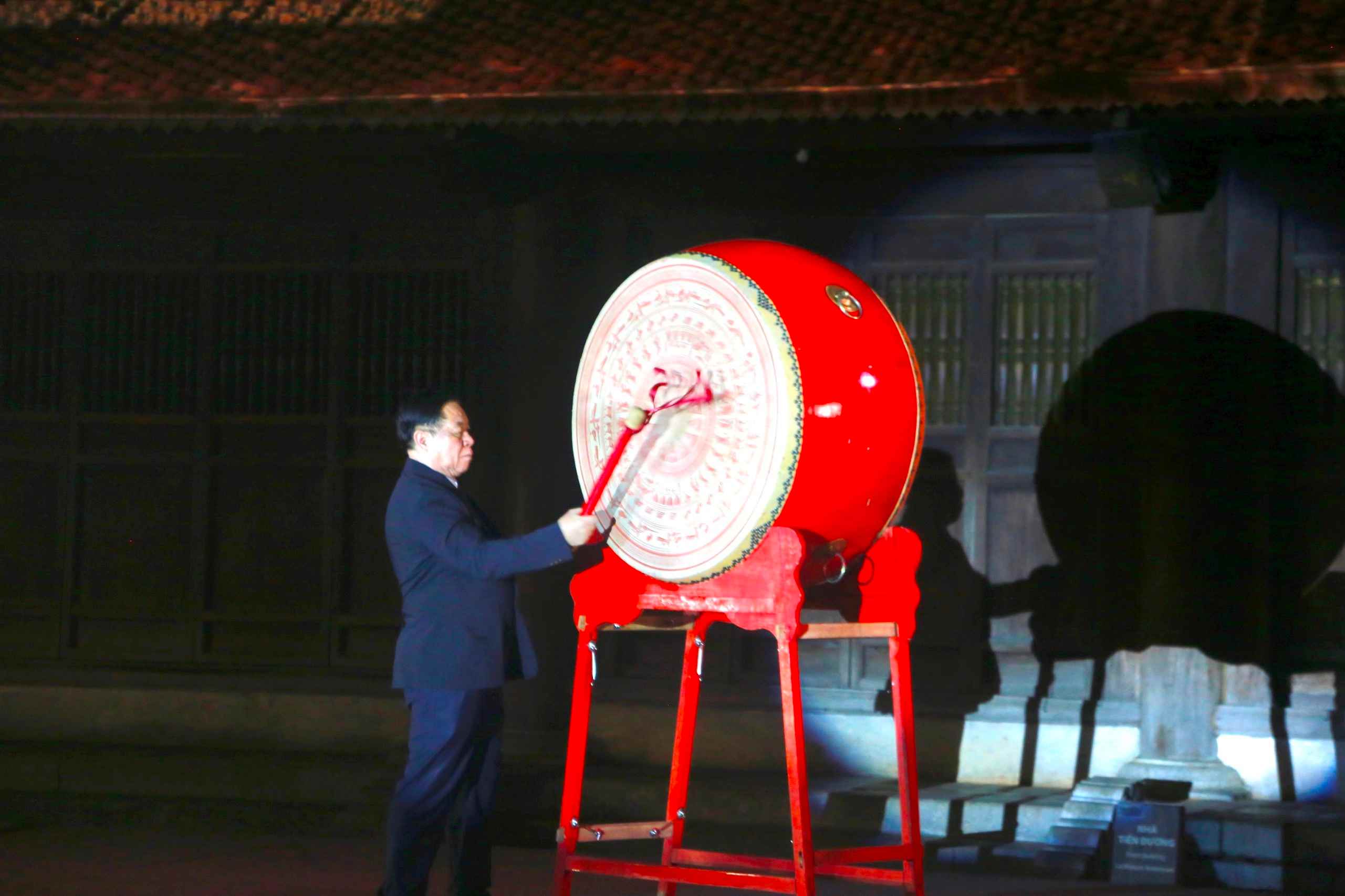 Ông Nguyễn Trọng Nghĩa đánh trống khai mạc Ngày Sách và Văn hóa đọc Việt Nam năm 2024. Ảnh: Thùy Trang