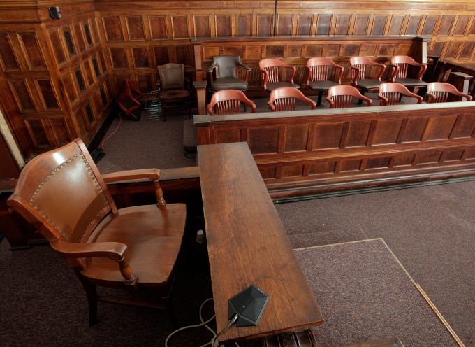 Khu vực dành cho nhân chứng (trái) và bồi thẩm đoàn trong phòng xử án 422, tòa tối cao bang New York ở Manhattan hồi tháng 2/2012. Ảnh: Reuters