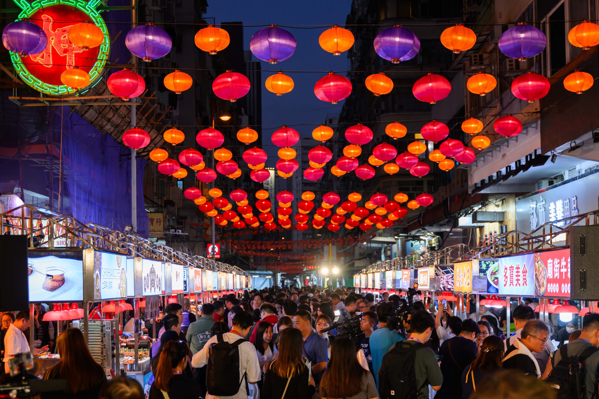 Chợ đêm Temple Street là nơi du khách tìm thấy những nét văn hóa đặc trưng nhất của Hong Kong
