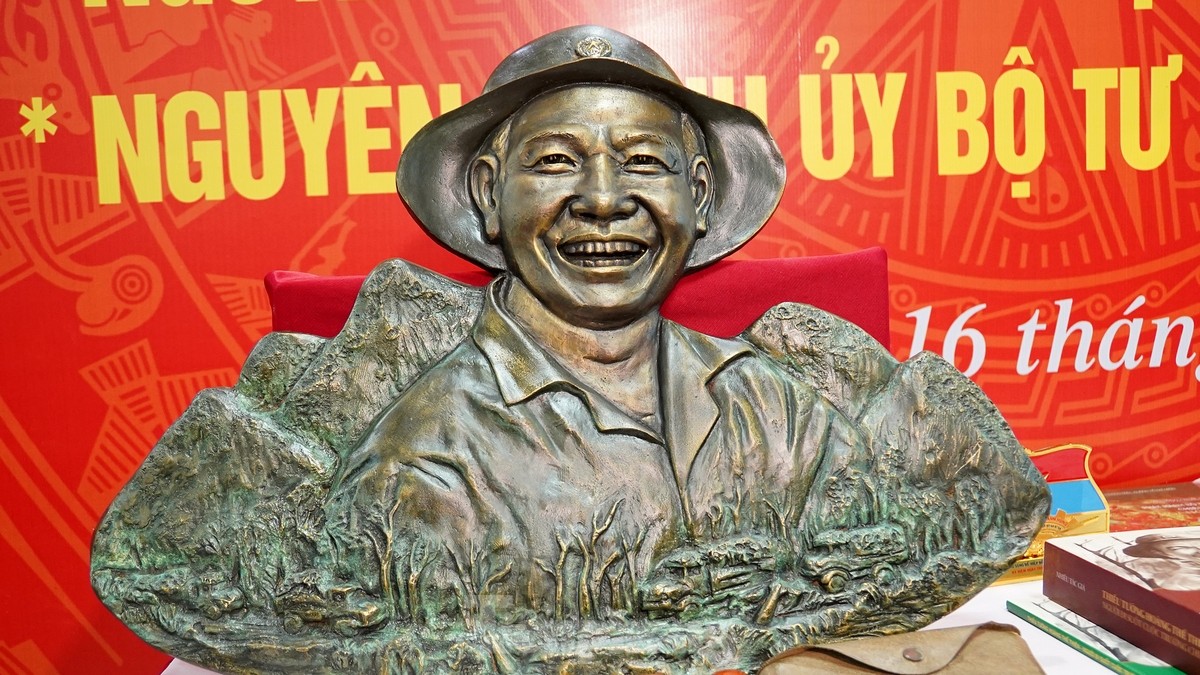 Bảo tàng Đường Hồ Chí Minh nhận kỷ vật kháng chiến từ gia đình Thiếu tướng Hoàng Thế Thiện ảnh 2
