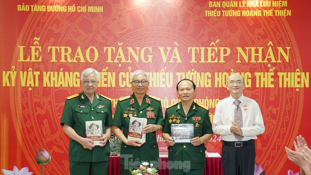 Bảo tàng Đường Hồ Chí Minh nhận kỷ vật kháng chiến từ gia đình Thiếu tướng Hoàng Thế Thiện ảnh 9
