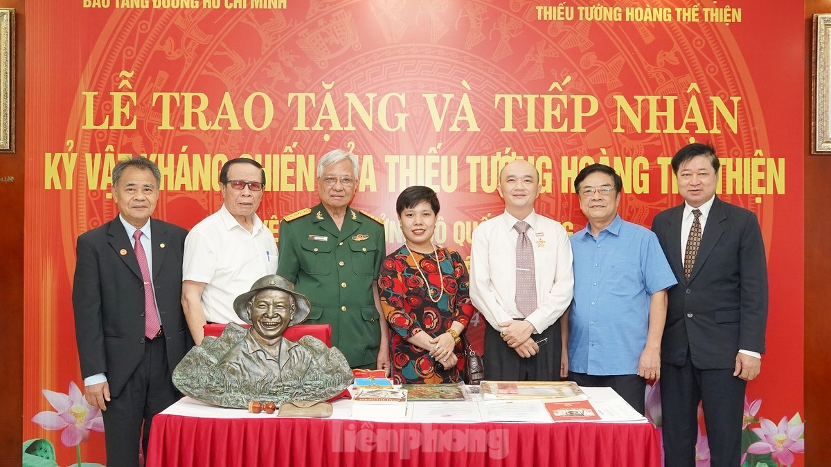Bảo tàng Đường Hồ Chí Minh nhận kỷ vật kháng chiến từ gia đình Thiếu tướng Hoàng Thế Thiện ảnh 12