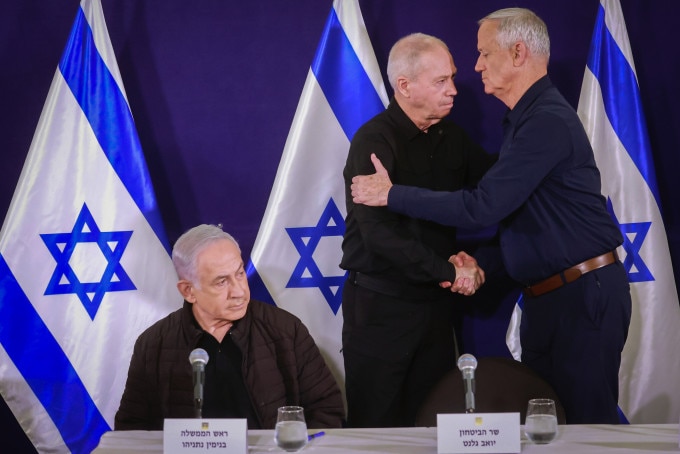 Thủ tướng Benjamin Netanyahu (trái), Bộ trưởng Quốc phòng Yoav Gallant (giữa) và lãnh đạo đối lập Benny Gantz tại cuộc họp báo ở Tel Aviv, Israel hồi tháng 11/2023. Ảnh: TOI