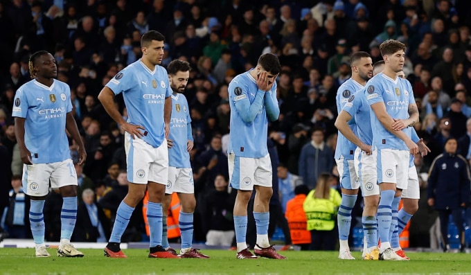Cầu thủ Man City thất vọng sau khi thất bại ở loạt luân lưu. Ảnh: Reuters