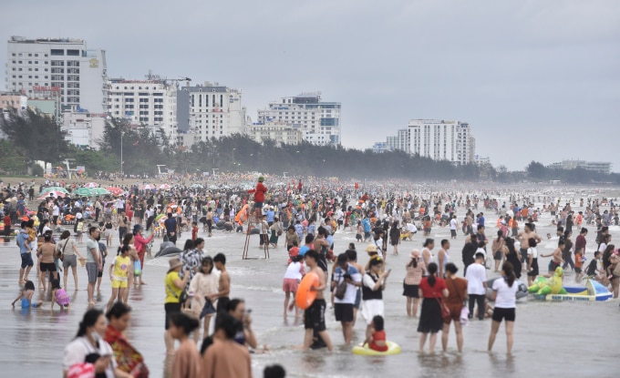 Hàng nghìn du khách tắm biển Sầm Sơn ngày đầu kỳ nghỉ lễ 30/4/2023. Ảnh: Lê Hoàng
