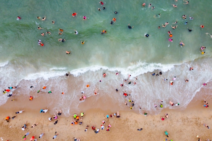 Một góc biển đông người tắm ở bãi biển Trần Phú từ trên cao dịp 30/4/2023. Ảnh: Bùi Toàn