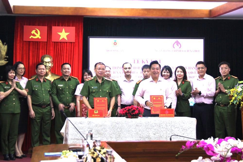 Thừa ủy quyền, Trung tướng Nguyễn Văn Phục và đồng chí Huỳnh Văn Thuận ký và trao Chương trình phối hợp giữa Bộ Công an và Ngân hàng Chính sách xã hội.
