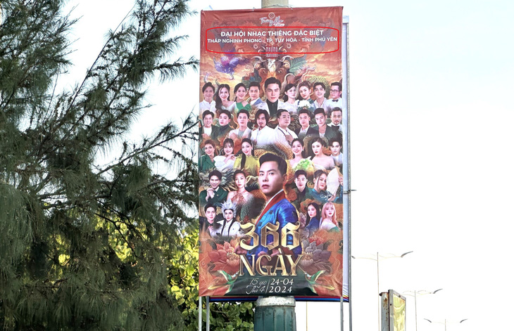 Nhiều poster có nội dung Đại hội nhạc thiêng đặc biệt, được quảng bá trên các tuyến đường ở TP Tuy Hòa (tỉnh Phú Yên) - Ảnh: NGUYỄN HOÀNG Khó hiểu với tên gọi