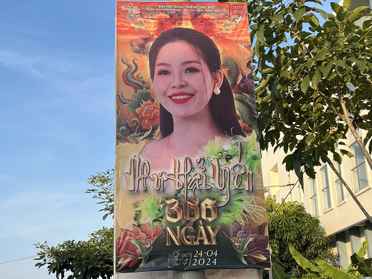 Nhiều poster có nội dung Đại hội nhạc thiêng đặc biệt, được quảng bá trên các tuyến đường ở TP Tuy Hòa (tỉnh Phú Yên) - Ảnh: NGUYỄN HOÀNG Khó hiểu với tên gọi