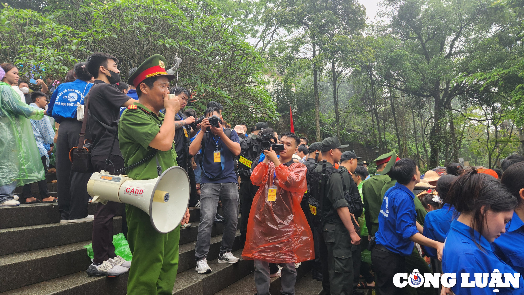 phu tho bien nguoi do ve dang le o den hung trong ngay chinh hoi hinh 2