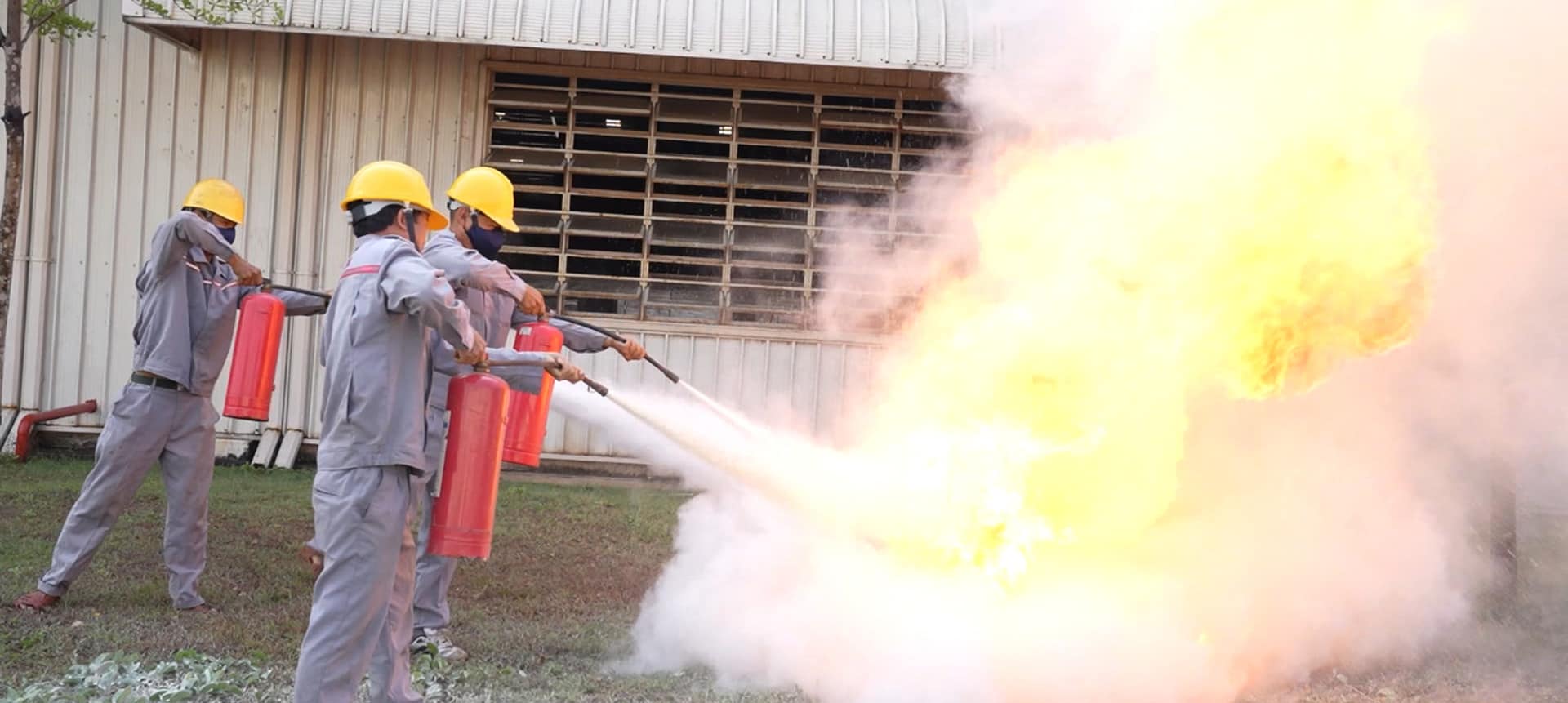CBNV thực hành sử dụng các dụng cụ, thiết bị chữa cháy