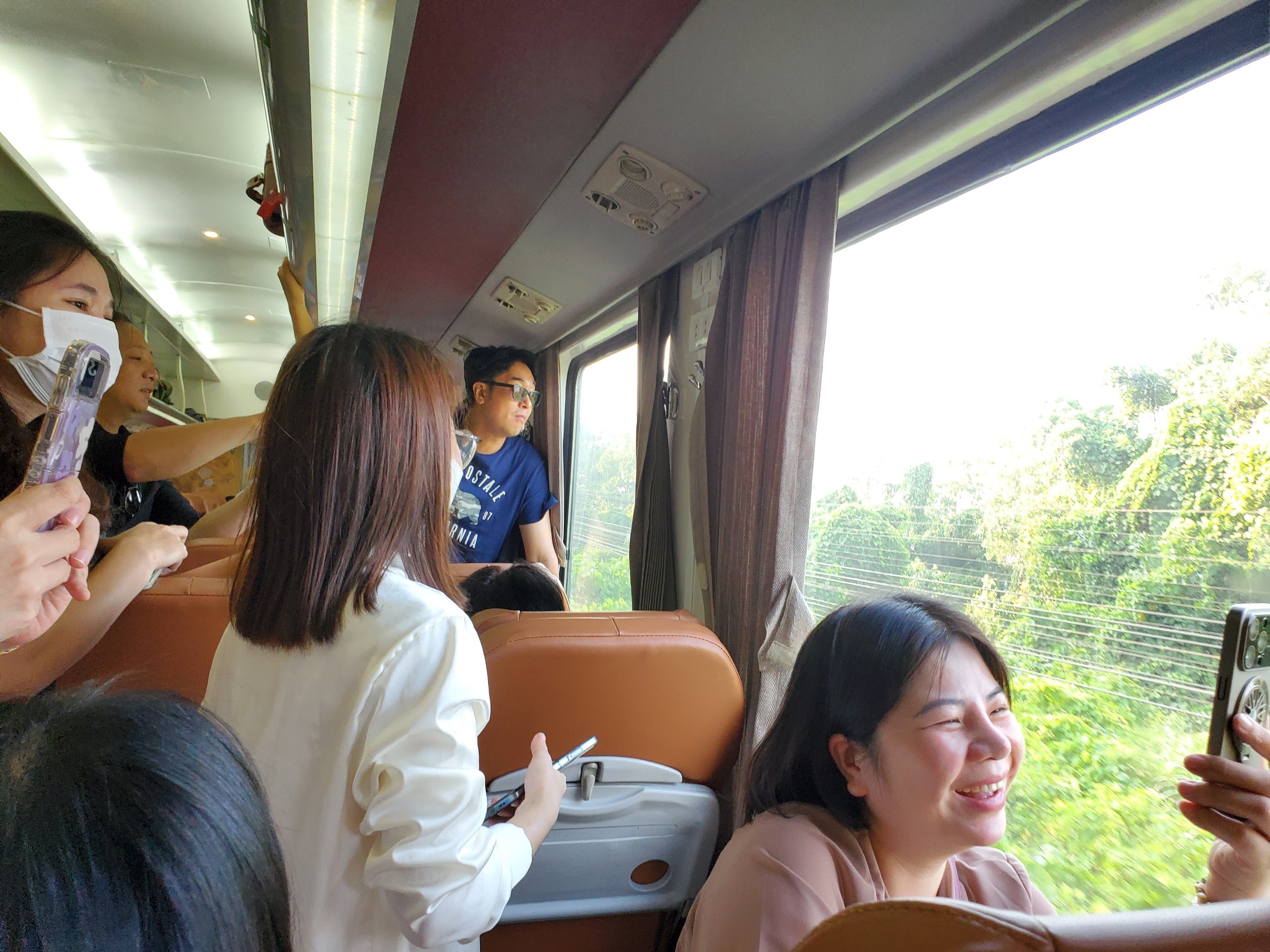 Say mê cảnh đẹp đèo Hải Vân trên chuyến tàu du lịch '5 sao'- Ảnh 3.