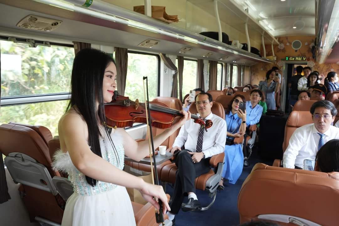 Du khách thưởng thức âm nhạc trên tàu