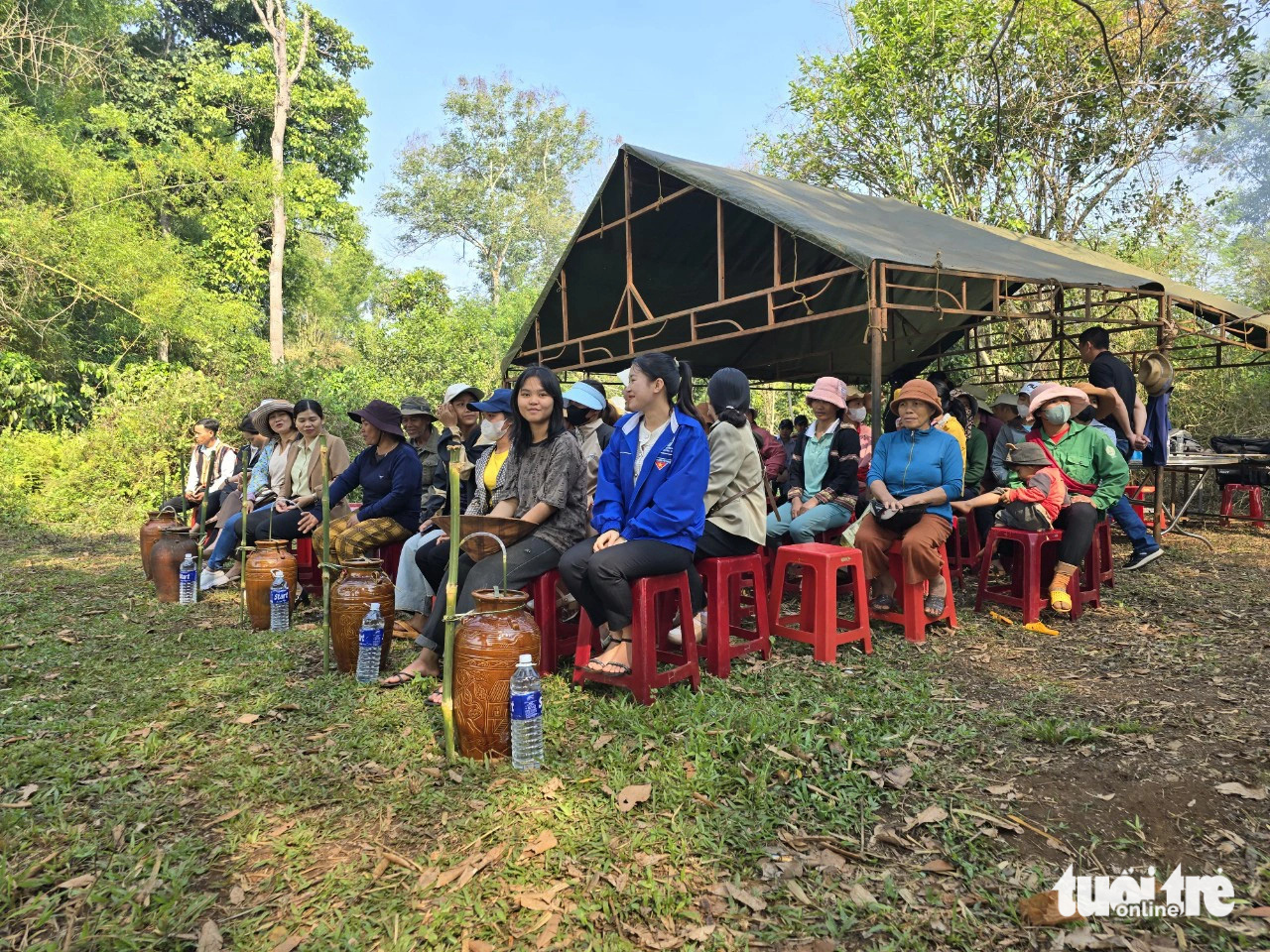 Xem người Ba Na tái hiện lễ cầu mưa giữa mùa khô Tây Nguyên- Ảnh 3. Từ sáng sớm, nhiều dân làng đã tập trung về nơi thực hiện nghi lễ cầu mưa - Ảnh: BỒNG SƠN