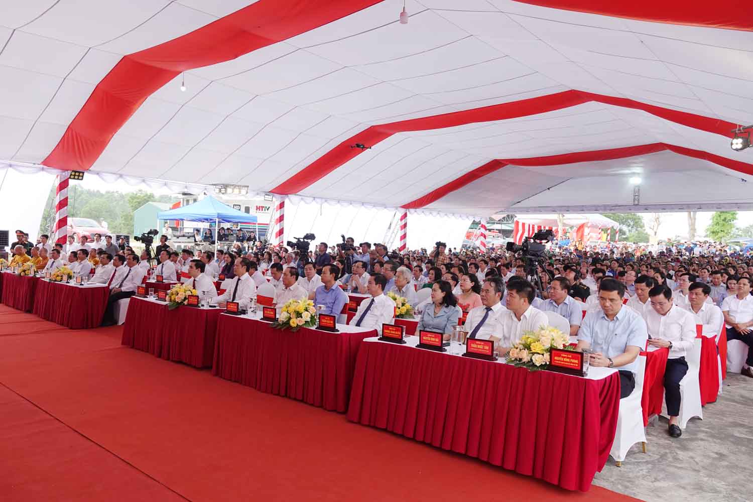 Các đại biểu dự lễ giỗ tổ Hùng Vương ở Khu di tích Đại Hùng sáng 18.4. Ảnh: Trần Tuấn.