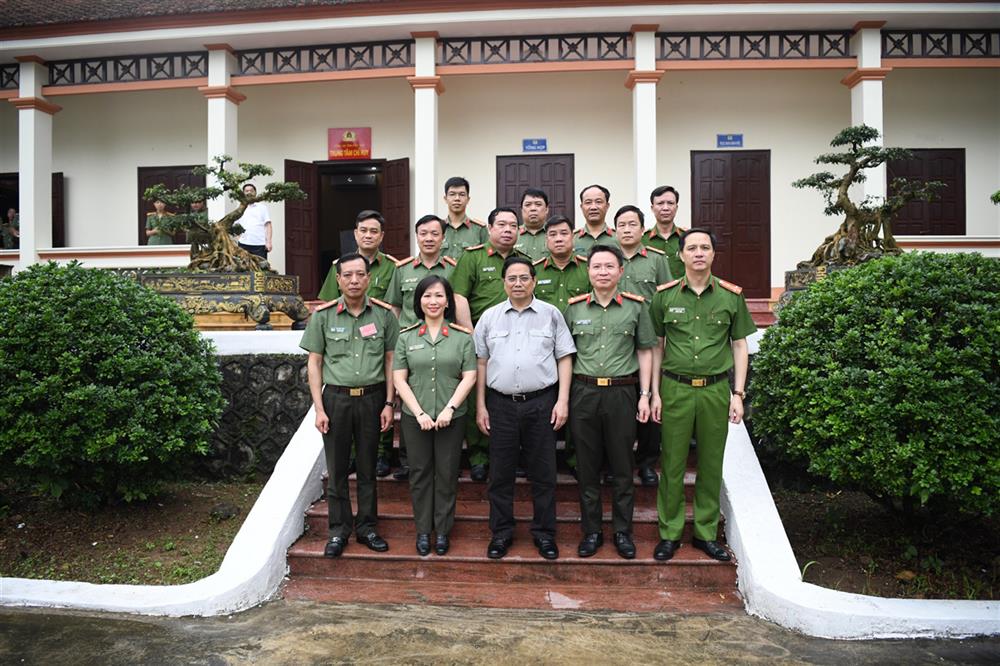 Thủ tướng Chính phủ Phạm Minh Chính cùng các đại biểu.