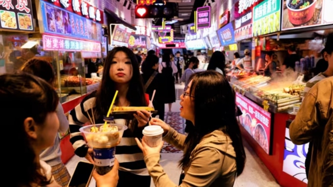Người trẻ Trung Quốc tìm đến các quán ăn vỉa hè giá rẻ thay vì đến các cửa hàng sang trọng để tiết kịm chi tiêu. Ảnh minh họa: Reuters