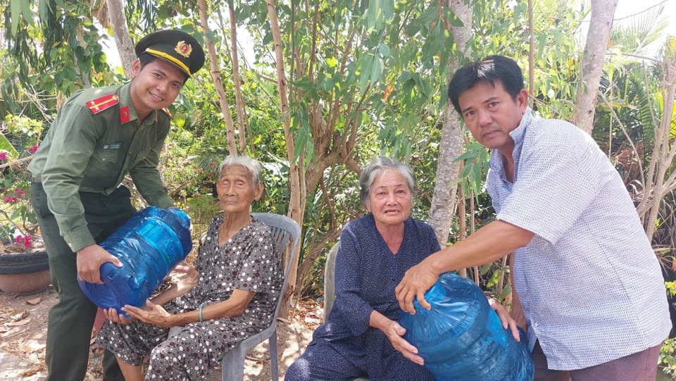 C&ocirc;ng an tỉnh S&oacute;c Trăng trao nước uống cho người d&acirc;n huyện Trần Đề.