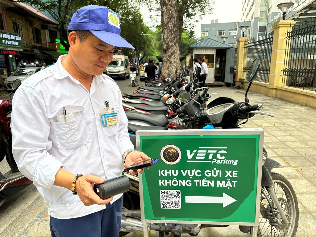 Nhiều bãi xe lớn Hà Nội bắt đầu thu phí không dùng tiền mặt ảnh 2