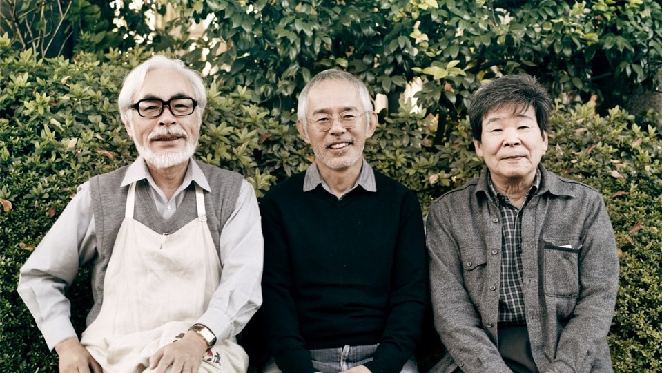 Nhà sản xuất Toshio Suzuki (ngồi giữa) bên cạnh đạo diễn Isao Takahata (phải) và đạo diễn Hayao Miyazaki