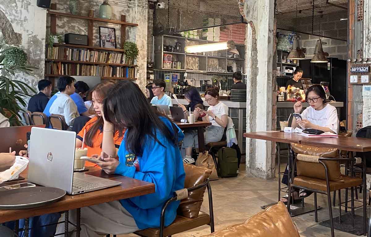 Rất đông người trẻ chọn các quán cà phê có không gian rộng để vừa tránh nóng, vừa làm việc. Ảnh: Ngọc Ánh