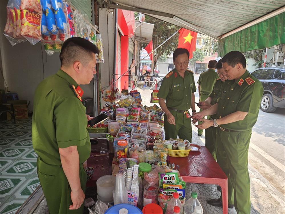 Trung tướng Trần Minh Lệ và Đoàn công tác trực tiếp kiểm tra một số điểm kinh doanh bánh kẹo và thực phẩm trên địa bàn tỉnh Điện Biên.