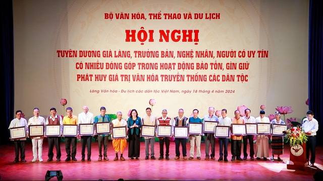 Già làng, trưởng bản, nghệ nhân, người có uy tín là người &quot;giữ lửa&quot; cho văn hóa truyền thống các dân tộc  - Ảnh 3.