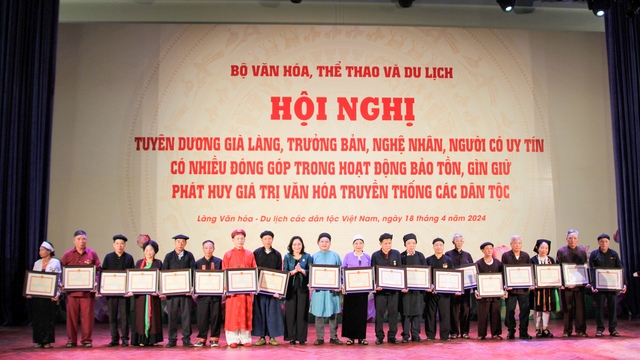Già làng, trưởng bản, nghệ nhân, người có uy tín là người "giữ lửa" cho văn hóa truyền thống các dân tộc - Ảnh 4. Già làng, trưởng bản, nghệ nhân, người có uy tín là người "giữ lửa" cho văn hóa truyền thống các dân tộc - Ảnh 4.