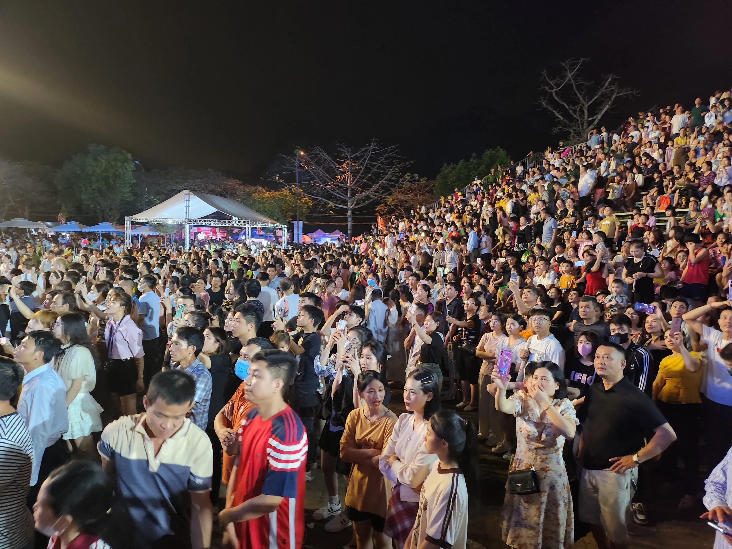 Nghìn người chen chân ở lễ hội Hoa Lư, kỷ niệm 1.100 năm ngày sinh Đinh Tiên Hoàng Đế- Ảnh 2. Nghìn người chen chân ở lễ hội Hoa Lư, kỷ niệm 1.100 năm ngày sinh Đinh Tiên Hoàng Đế- Ảnh 2.
