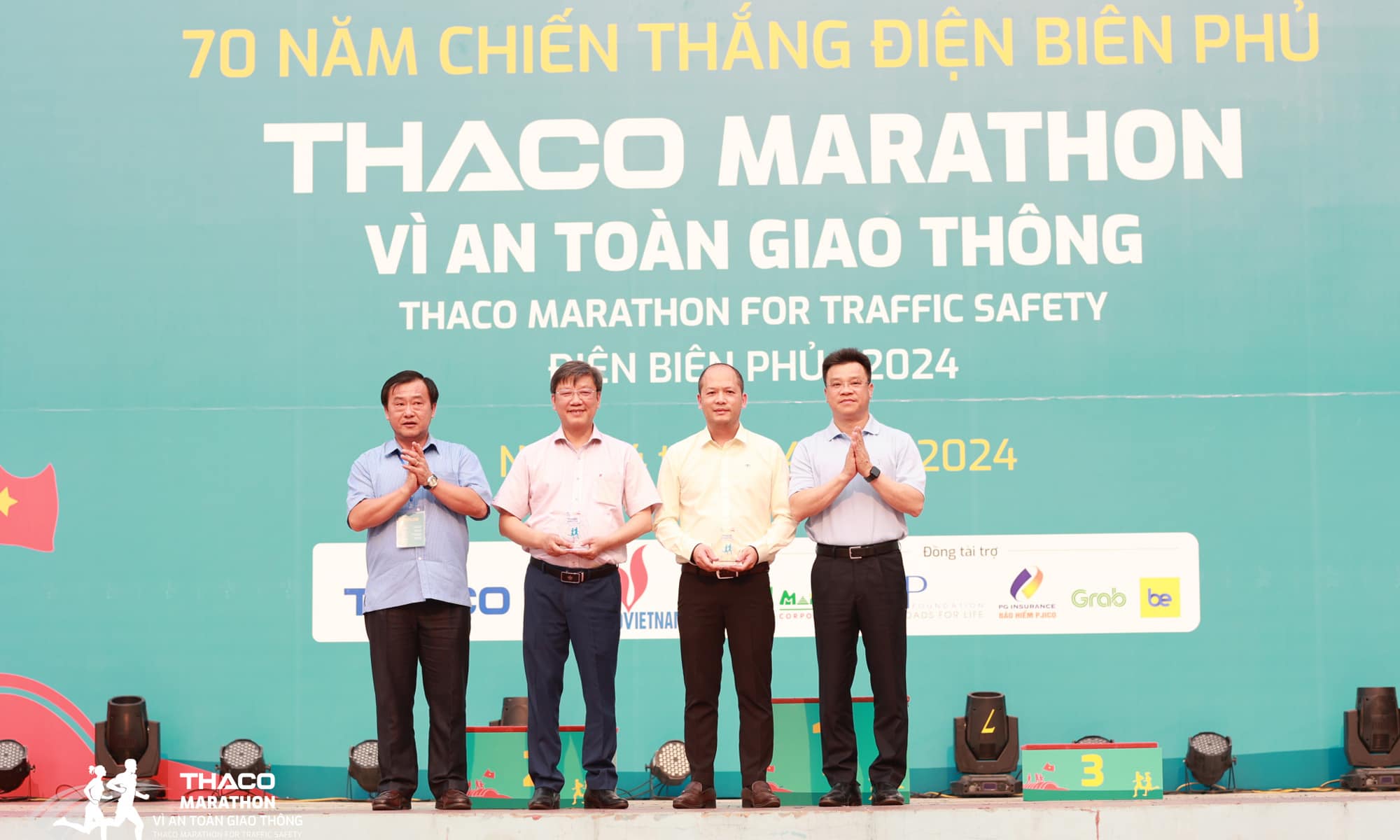 Đại diện THACO (đứng thứ 2, từ phải qua) nhận kỷ niệm chương từ Ban tổ chức
