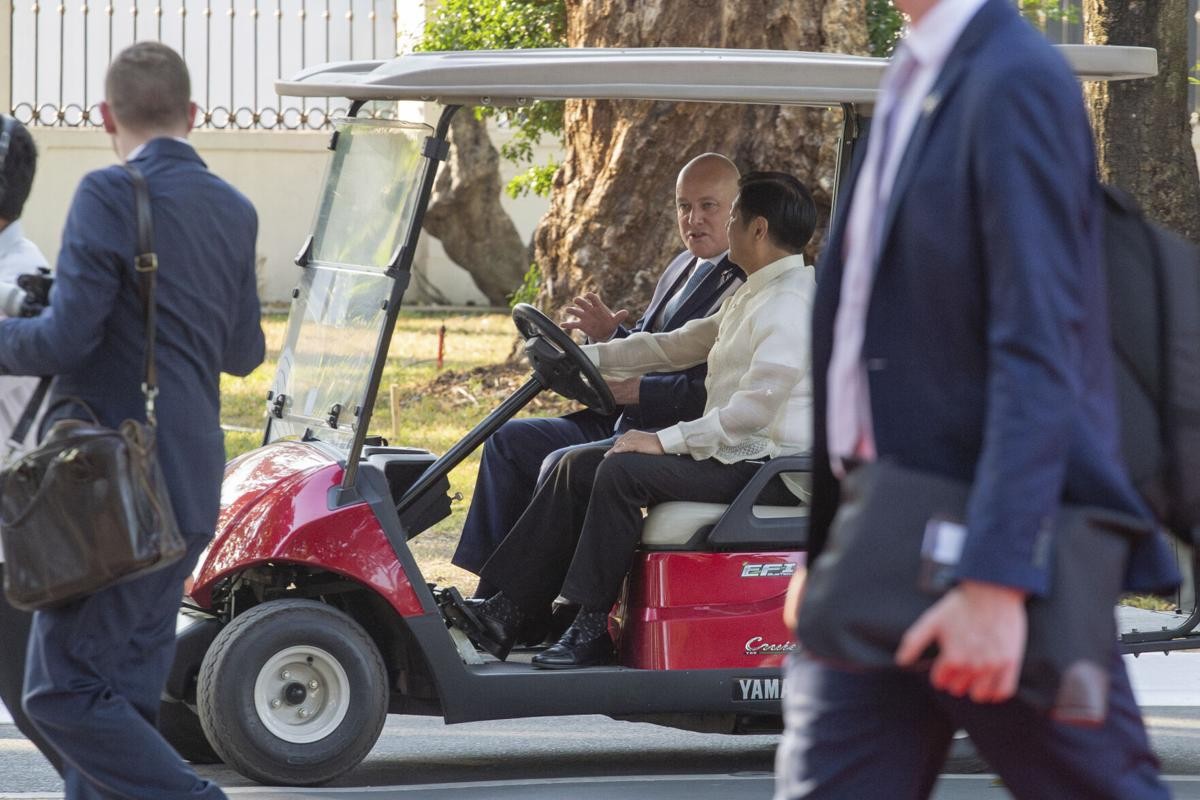Thủ tướng New Zealand Christopher Luxon, trái, nói chuyện khi Tổng thống Philippines Ferdinand Marcos Jr. lái xe golf sau lễ chào mừng tại Cung điện Malacanang ở Manila vào ngày 18/4/2024. (Nguồn: AP)