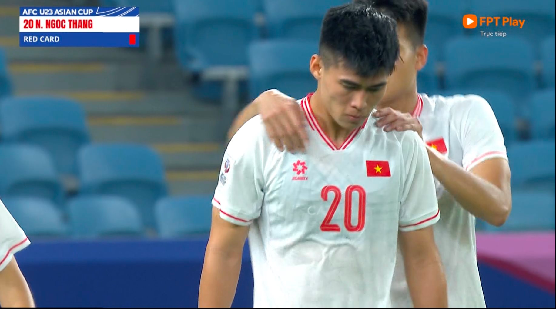 Vì sao cầu thủ Việt Nam hay nhận thẻ đỏ ở đấu trường châu lục?- Ảnh 3. Tấm thẻ đỏ của Ngọc Thắng khiến U.23 Việt Nam đánh mất lợi thế vừa có trong hiệp 1