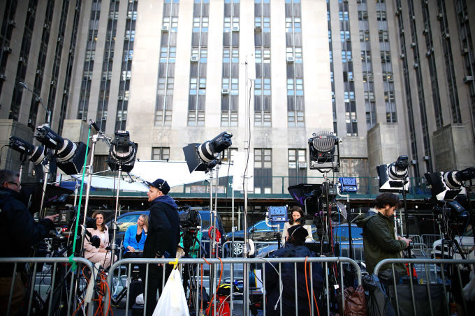 Nhân viên các kênh truyền thông tác nghiệp bên ngoài tòa hình sự Manhattan, New York City ngày 16/4. Ảnh: AFP