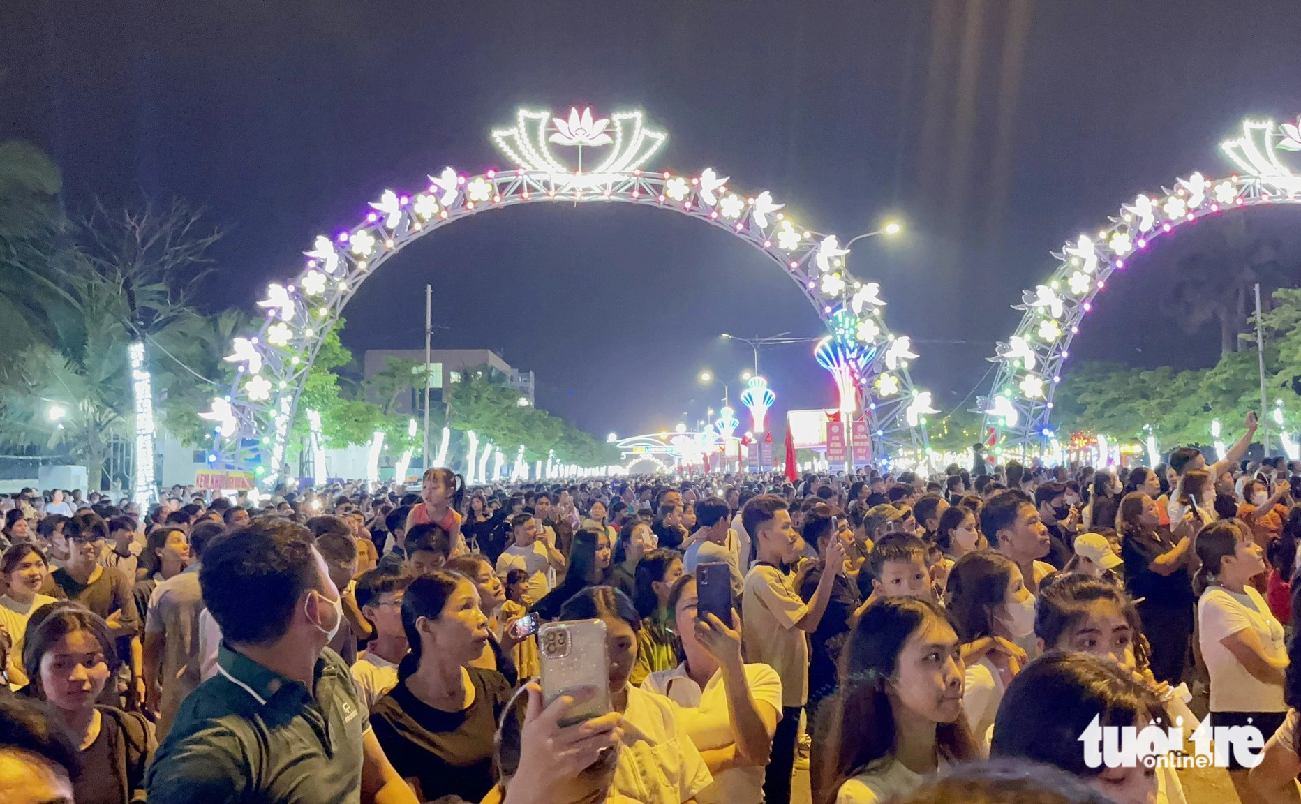 Biển người về Cửa Lò xem trình diễn drone- Ảnh 2. Biển người chờ xem pháo hoa tại lễ khai mạc du lịch Cửa Lò tối 18-4 - Ảnh: DOÃN HÒA