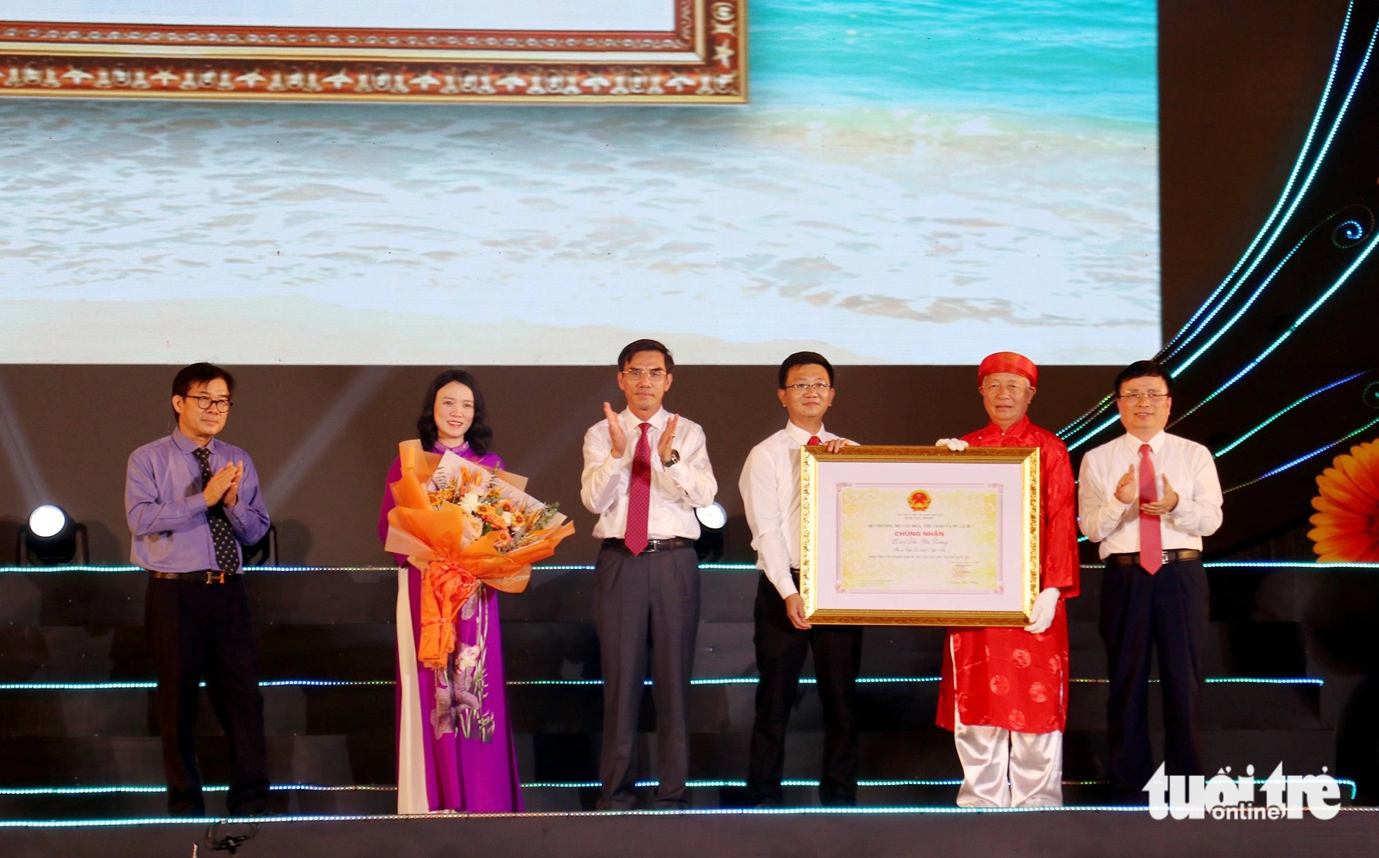 Thị xã Cửa Lò đón nhận bằng công nhận di sản văn hóa phi vật thể cấp quốc gia Lễ hội đền Yên Lương - Ảnh: DOÃN HÒA