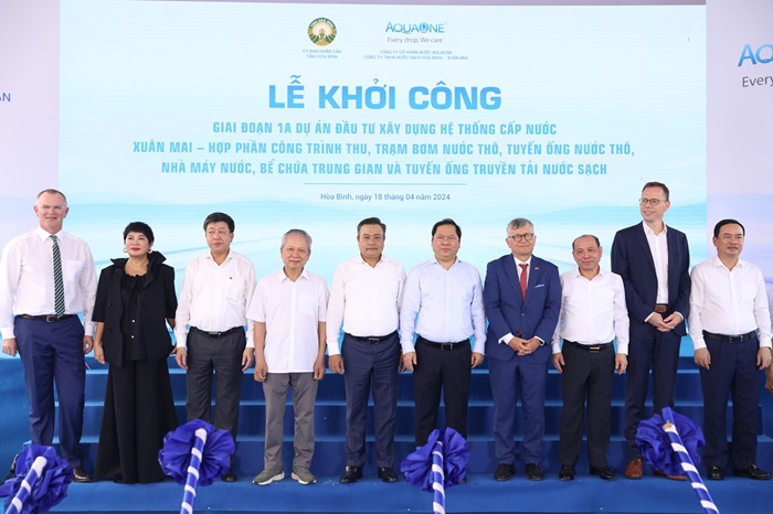 Đại biểu chụp ảnh lưu niệm sau Lễ khởi công