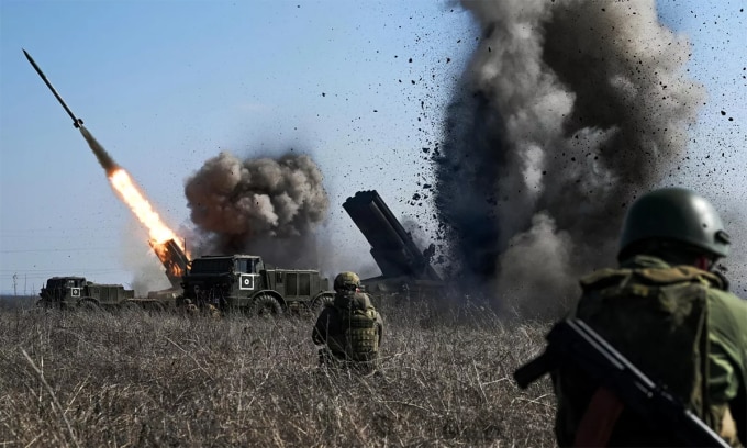 Pháo phản lực BM-27 Nga tập kích vị trí Ukraine ngày 8/3. Ảnh: BQP Nga