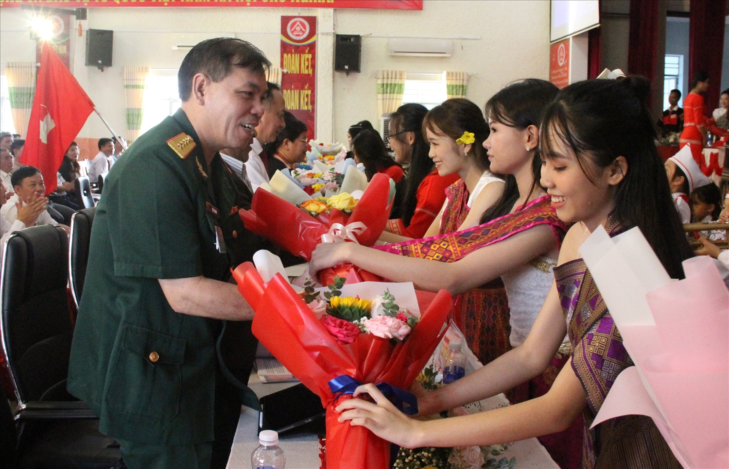 Đại diện thanh, thiếu nhi huyện tặng hoa đại biểu Đại diện thanh, thiếu nhi huyện tặng hoa đại biểu