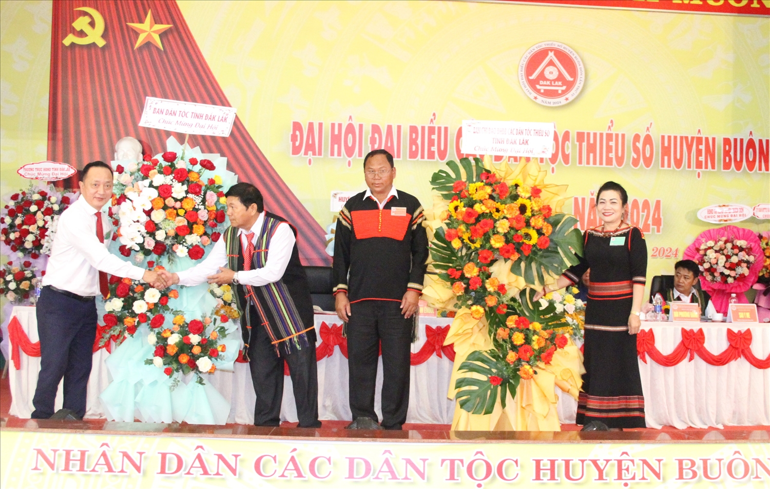 Đại diện Ban Chỉ đạo Đại hội DTTS tỉnh Đắk Lắk lần thứ IV - năm 2024 và lãnh đạo Ban Dân tộc tỉnh Đắk Lắk tặng hoa chúc mừng Đại hội Đại diện Ban Chỉ đạo Đại hội DTTS tỉnh Đắk Lắk lần thứ IV - năm 2024 và lãnh đạo Ban Dân tộc tỉnh Đắk Lắk tặng hoa chúc mừng Đại hội