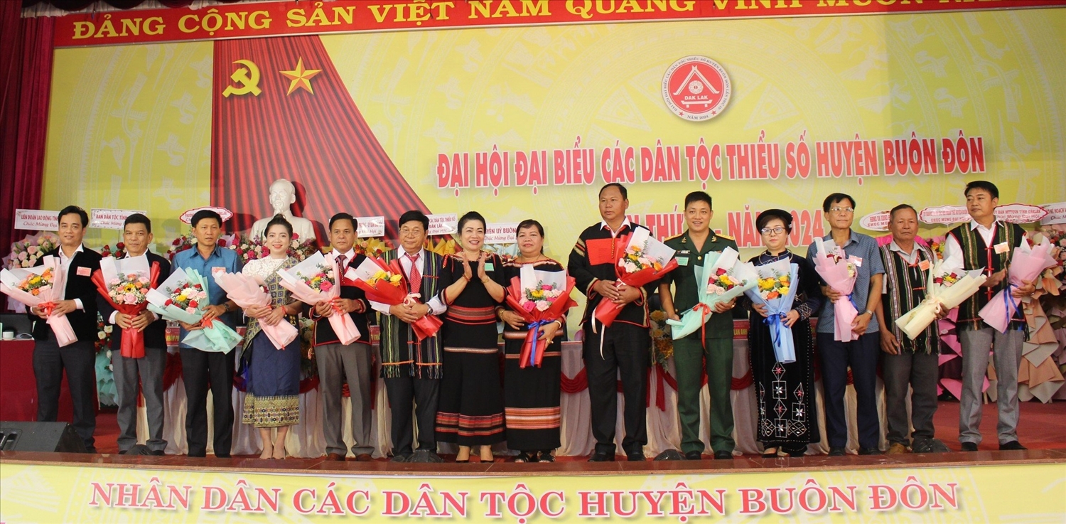 Các đại biểu được cử chọn đi dự Đại hội Đại biểu các dân tộc cấp tỉnh Các đại biểu được cử chọn đi dự Đại hội Đại biểu các dân tộc cấp tỉnh