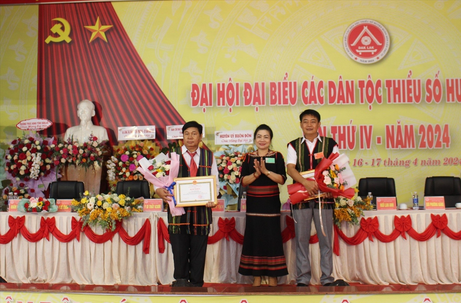 Bà H’Yâo Knul, thay mặt Ban Chỉ đạo Đại hội DTTS tỉnh Đắk Lắk lần thứ IV-năm 2024 tặng Bằng khen cho của tỉnh cho các Cá nhân Bà H’Yâo Knul, thay mặt Ban Chỉ đạo Đại hội DTTS tỉnh Đắk Lắk lần thứ IV-năm 2024 tặng Bằng khen cho của tỉnh cho các Cá nhân