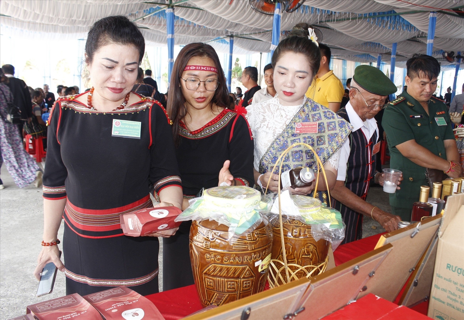 Các đại biểu tham quan các gian hàng trưng bày sản phẩm đặc trưng của huyện Các đại biểu tham quan các gian hàng trưng bày sản phẩm đặc trưng của huyện